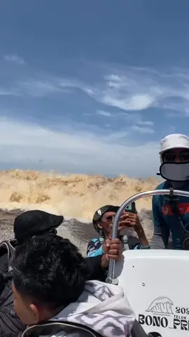 Fenomena langka yang cuma ada di Riau! Ombak Bono di Sungai Kampar, Pelalawan, kembali jadi daya tarik wisatawan dan peselancar dari berbagai daerah. Minggu (9/11/2025)  Ombak sungai yang bisa mencapai tinggi hingga 4 meter ini dikenal dunia karena keunikannya.  📍Teluk Meranti, Kabupaten Pelalawan 🎥 gauvimust #OmbakBono #Pelalawan #RiauKeren #ExploreRiau #media.lokerriau1