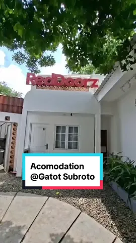 Akomodasi di Gatot Subroto Jakarta RedDoorz Plus @ Jalan Jatot Subroto Jakarta #BukaSemuaPintu #RedDoorz #RedTravelers #AcomodationJakarta #HotelGatotSubroto 