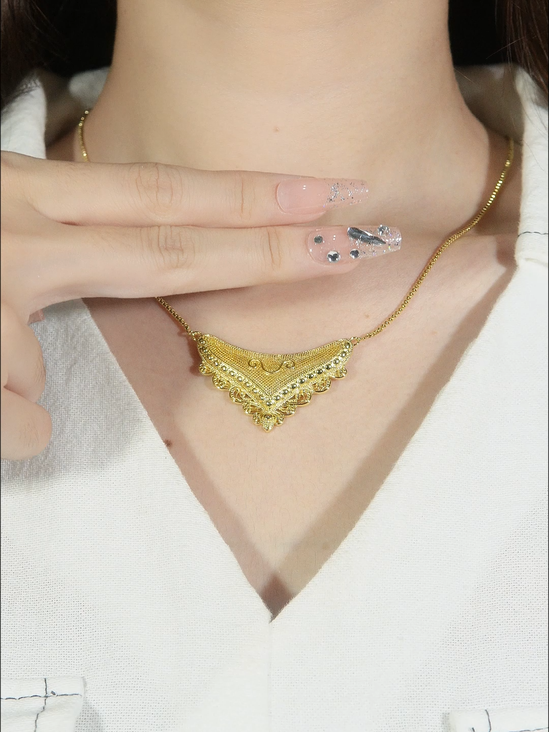 Terinspirasi dari keindahan tradisi yang abadi.  Tura Cicade hadir untuk mempermanis setiap langkah anggunmu. 🌿 Ceik keranjang Kuning Sekarang! #LaVienne #PerhiasanElegan #kalung #kalungtitanium #kalungtitaniumantikarat #kalungwanita #shopmaster #TimelessBeauty #ElegantCharm #GayaClassy