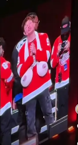 Nice… ummm scarf you have on @Matt Rife 😂#mattrife #mattrifeedit #comedian #detroit #staygoldentour 