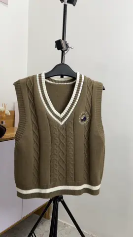 ❄️💕 Cận chất áo gile len màu nâu thêu gấu cổ viền tim     Chất bao đẹp bao xinh, vừa phong cách Hàn Quốc vừa trẻ trung năng động, áo basic nên cực dễ mix đồ #gilelennu #gilelenhanquoc #gilelen 