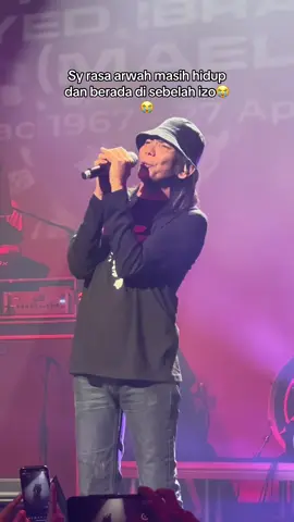 Serius sedih, meleleh air mata.. sy rasa mcm arwah masih hidup dan 1 pentas dgn abg izo. Berdiri sebelah abg izo. Suara kamu hebat bang, kami layan je sambil nyanyi sama2.. pedulikan apa org kata. Yg jujur diakui suara mmg hebat sesuai lagu2 mcm ni.. 🥹😭😭 @abam_gad_official 