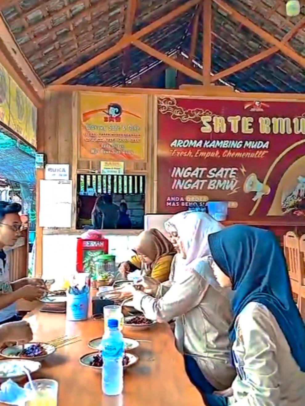 Weekend gini enaknya ngapain? 😋 Ya jelas makan sate BMW dong! 🔥 Dagingnya empuk, bumbunya nampol, bikin weekend makin nikmat 🍢 📍Jl. Pasar Ngambon (Depan Pasar Kambing Ngambon) 🕐 Buka: 09.00 – 21.00 📞 WA: 0858-4378-9571 Makan enak, mood naik, weekend jadi asik! 😍 @benomolang  #sategulebmw #bjn24jam #ngambon #fyp #fyppppppppppppppppppppppp 