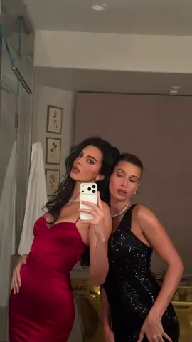 Kendall and Hailey are ready for the Kris's Birthday 🎂 #kendalljenner #haileybieber #krisjenner 