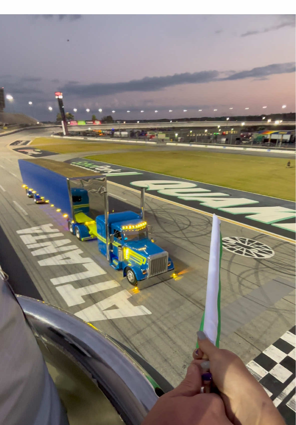 what an absolutely insane weekend!! tons more to come so yall stay tuned 😎 @DSDDon @dsdtransport #ladytrucker #kustomwithak #dickersoncustomtrucks #sswltruckshow #peterbilt 