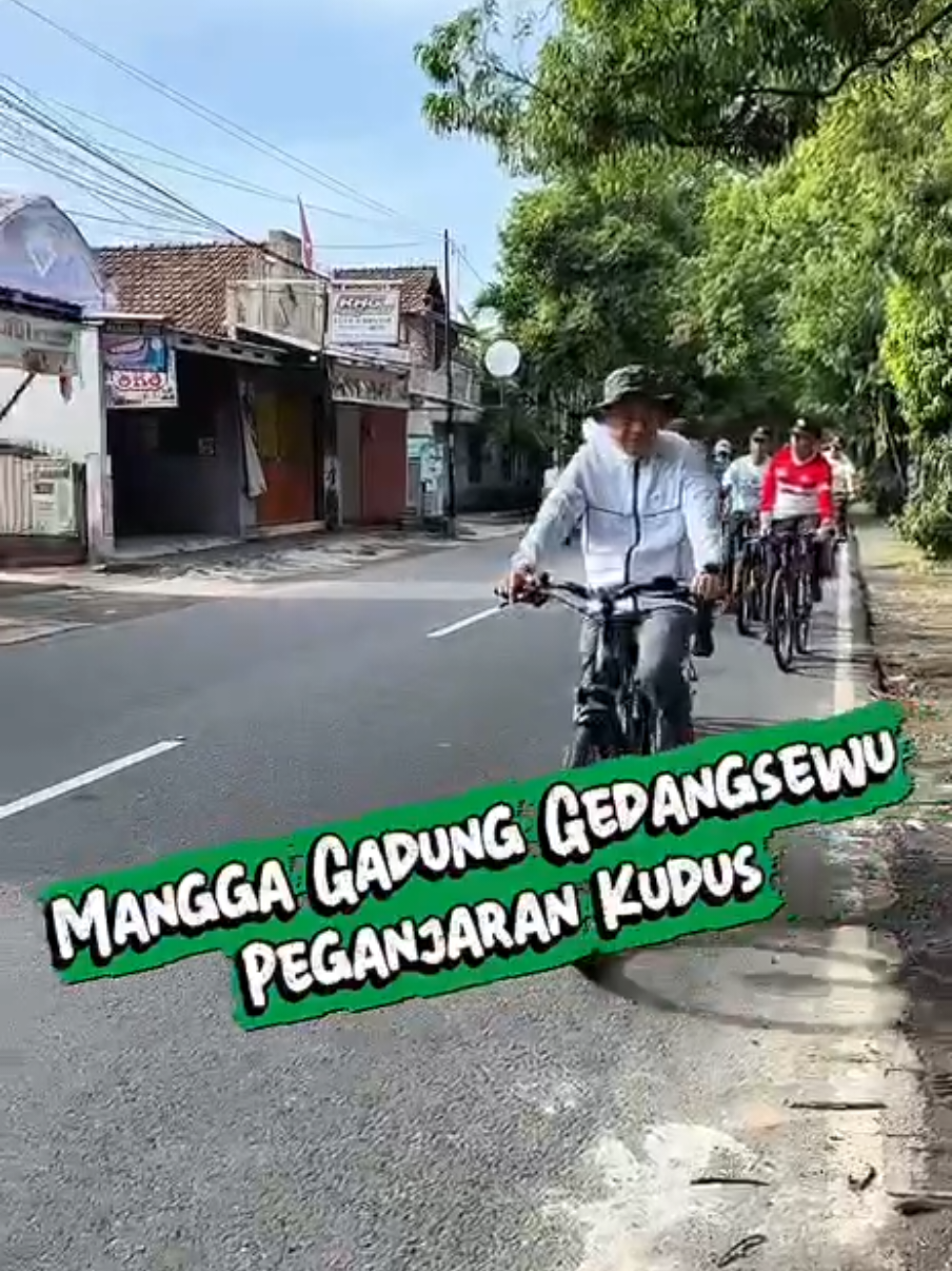 Melanjutkan kegiatan di Desa Peganjaran, Bupati Kudus Sam’ani Intakoris menyempatkan diri mengunjungi sentra buah di Dukuh Gedangsewu, Minggu (9/11/2025). Pihaknya berinteraksi dengan para pedagang sambil melarisi dagangan mereka sebagai bentuk dukungan terhadap pelaku UMKM lokal. Bupati menyebut, gerakan membeli produk lokal adalah langkah nyata membangkitkan ekonomi masyarakat. Dukungan kecil dari aparatur pemerintah dan warga menurutnya dapat memberi dampak besar bagi keberlangsungan ekonomi daerah. @SAI-Inovasi 
