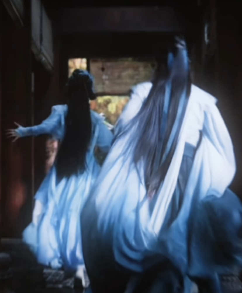 Cảnh tượng ấy tựa như lần đầu gặp gỡ. Nhưng lần này đôi ta lại lặng lẽ lướt qua nhau, bỏ lỡ nhau giữa biển người mênh mông. #amhatruyen #cungtuan #duongvudong #phimcotrangtrungquoc #ypct_team 