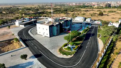 Madaxwaynaha Jamhuuriyadda Somaliland Mudane Cabdiraxmaan Maxamed Cabdillaahi oo kormeer ku yimid Wasaaradda Duulista Hawada iyo Horumarinta Madaaradda ayaa daah-furay Mashaariic ay ka hirgalisay Wasaaraddu Madaarka Caasimadda Hargeysa ee Egal International Airport iyo Xarunta Dhexe ee Wasaaradda, mashaariicdaasi oo kala ahaa: 1. Dhismaha Terminal-ka cusub ee soo dagayaasha oo ka kooban Qaybta Rakaabka, Qaybta Marti-sharafta (VIP Lounge) iyo Qaybta Madaxda Dowladda (Executive Lounge). 2. ⁠Xarunta Maamulka Hawada Sare oo lagu xoojiyay qalab cusub oo suurto-galinaya hagida iyo maamulka diyaaradaha isticmaala Airspace-ka Somaliland. 3. ⁠Dib-u-dhis, Qurxin iyo Qalabayn dhammaystiran oo lagu sameeyay Xafiisyada Xarunta Wasaaradda.