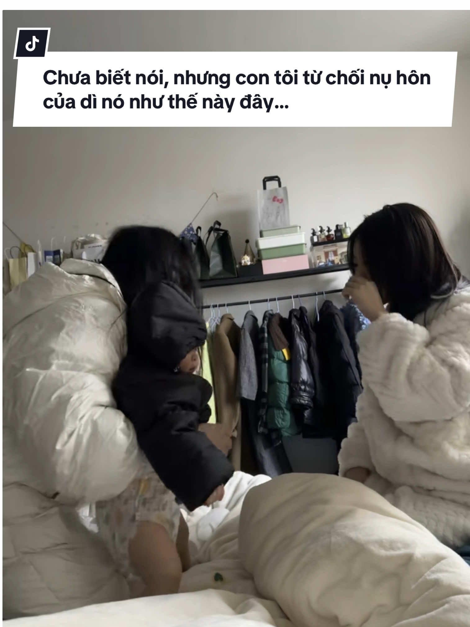 Chưa biết nói nhưng con tôi từ chối nụ hôn của dì nó thế này đây … #embedangyeu #embe #babiesoftiktok #babytiktok #embebebibo 