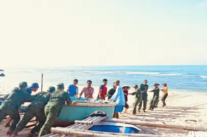 Bão qua rồi, trở lại cuộc sống bình thường thôi bà con (Đồn BP Nhơn Châu giúp dân khắc phục thiệt hại sau bão) #bodoibienphong #bodoivietnam❤ #kalmaegi #baoso13 