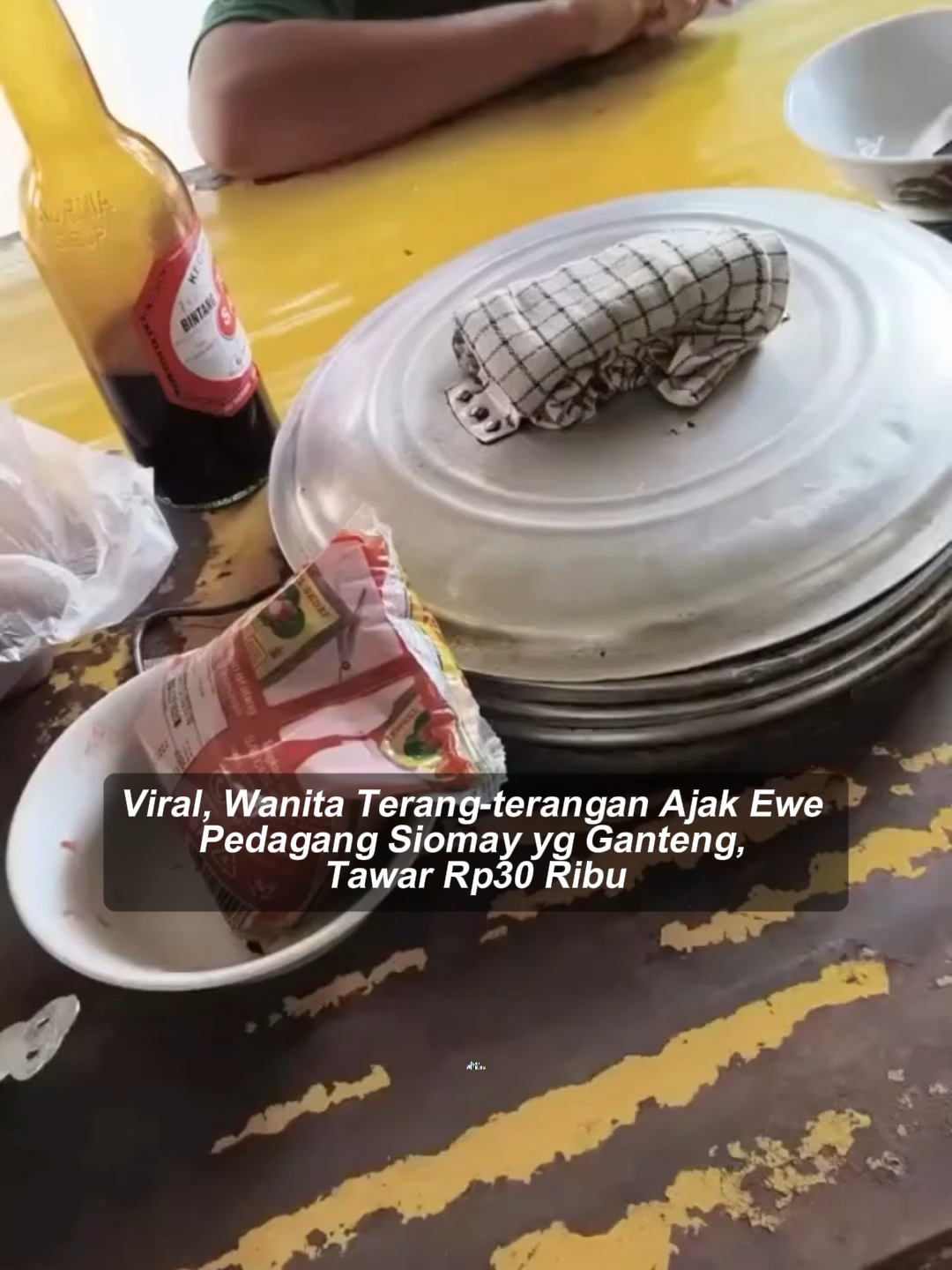 Sebuah video yang merekam interaksi tidak biasa antara seorang wanita dan pedagang siomay bernama @kodilpanjaloe viral di media sosial. Dalam video tersebut, wanita itu terlihat mendatangi pedagang yang sedang berjualan dan secara gamblang mengajaknya untuk melakukan hubungan intim. Pedagang siomay itu tampak kaget dengan permintaan tersebut. Situasi kemudian berubah menjadi obrolan yang menyerupai negosiasi, di mana wanita itu disebut menawarkan imbalan uang Rp30 ribu atau sebungkus rokok. Setelah usahanya diduga gagal, wanita tersebut akhirnya hanya membeli siomay senilai Rp10 ribu. #tiktokberita #bangsaonline #harianbangsa