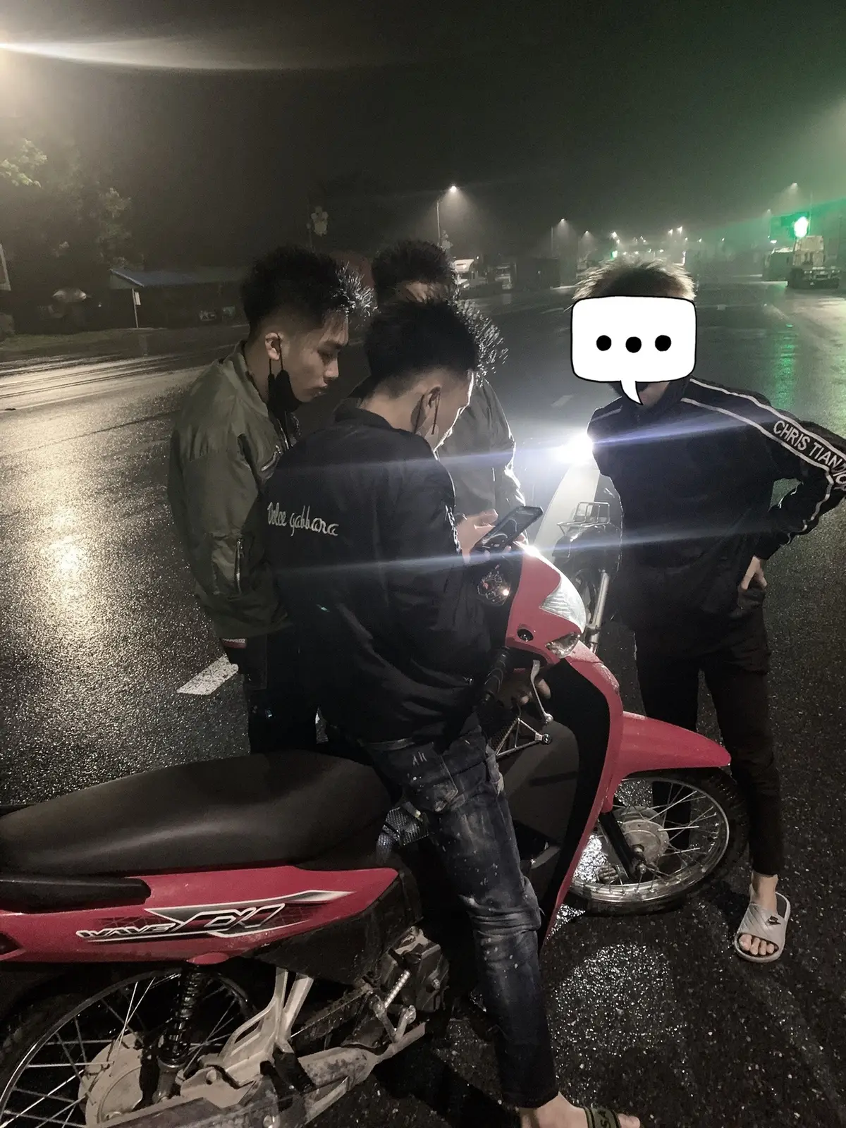 Sa cơ mới thấm chữ tình , khó khăn mới biết bên mình còn ai.Cuộc đời chẳng có đúng sai, tiền tài đi trước, nghĩa tình theo sau..!