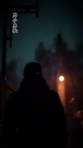 Anh từng là một chàng trai đầy lý tưởng, trong tim cháy bỏng bao ước mơ. Anh nghĩ rằng chỉ cần cố gắng là sẽ thành công, nhưng hết lần này đến lần khác bị hiện thực đánh gục. Giờ đây, trong ánh mắt anh có thêm phần u buồn, mất đi ánh sáng năm xưa. Thất bại khiến anh hiểu rằng, không phải giấc mơ nào cũng nở hoa kết trái.