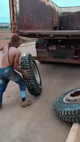 Beginilah cara cerdas pria ini mengangkat ban tersebut ke atas truk #fyp #foryou #foryoupage #ban #angkatban 
