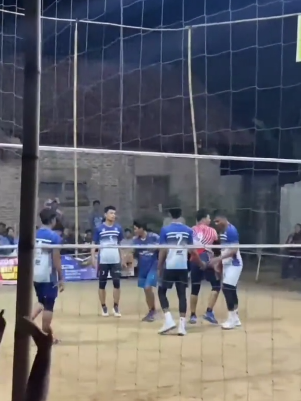 headshot... !!  criitt lagi🤣🤣 #tarkam #tarkamlampung #volleyball #volleyballworld  stich 📷 from @rifa.i___0 
