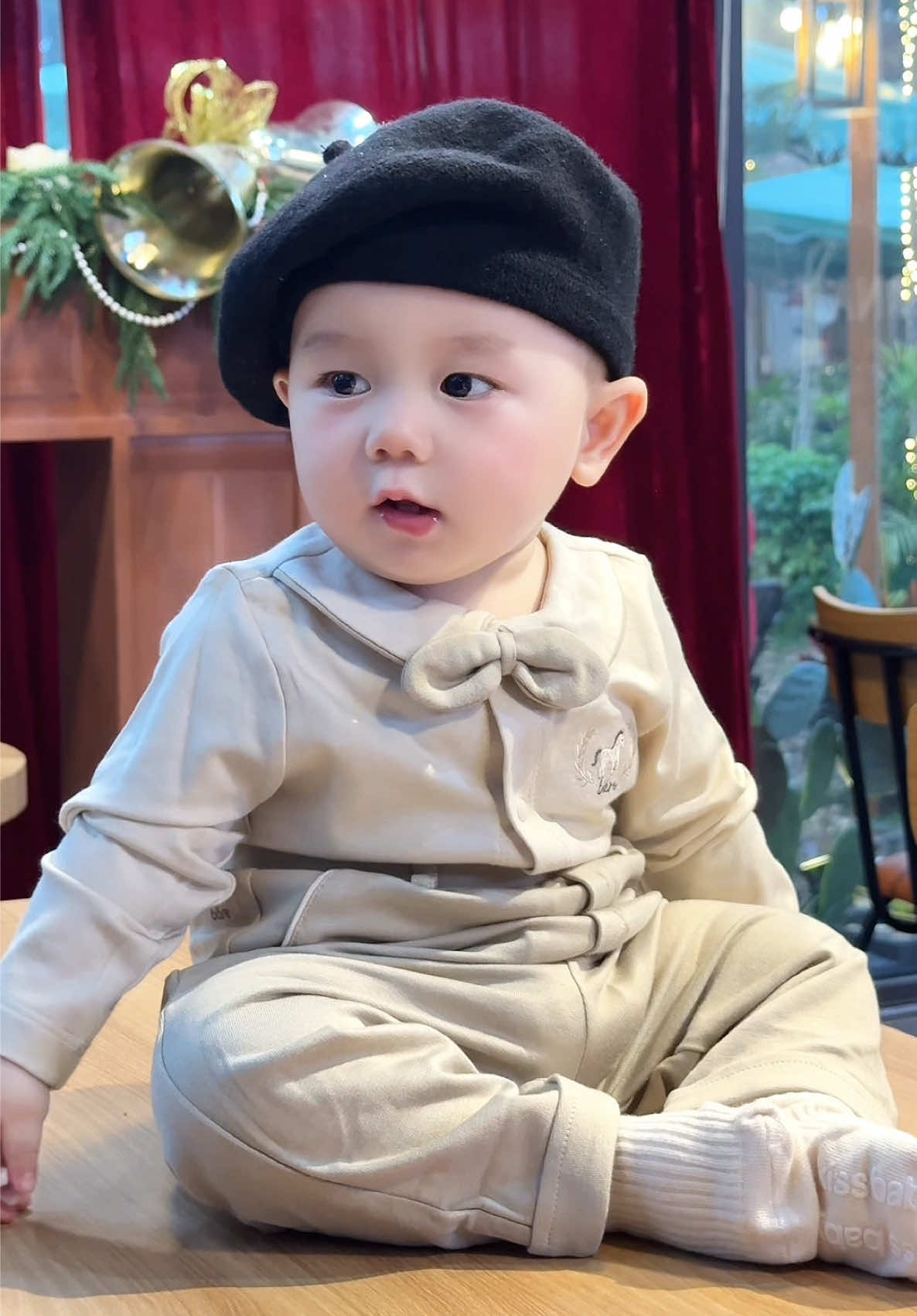 Hình thêu và chiếc nơ. Omg! nó đẹp đỉnh.  Với mẹ Đậu đây là set đồ đẹp nhất trong tất cả các set đồ mà mẹ con từng mua nhà Bare. Kiểu như phải wow vì quá đẹp ấy ạ. #ưwuhuong #bare 