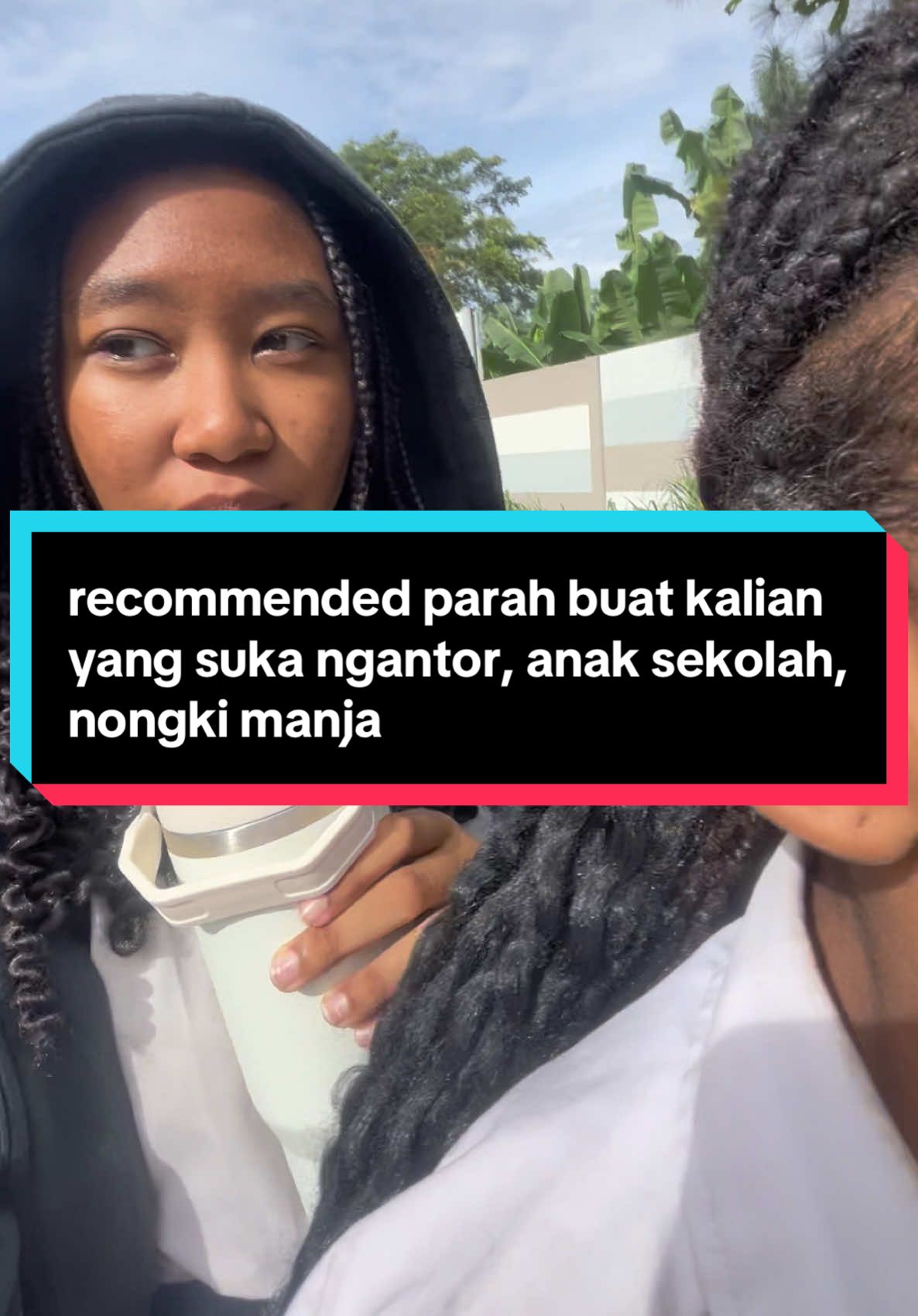 Aku sih recommended parah buat kalian yang suka ngantor, anak sekolah, emak rempong, atau yang hobinya nongki manja tapi tetap pengen minum dingin seger 🚶‍♀️💁‍♀️✨ ❄️ Air dingin tahan 24 jam jadi walau kamu sibuk seharian, minuman tetap kaya es dari kulkas! 🧊 Ice batu kuat sampai 6 jam bukan cuma kuat, tapi sabar nunggu kamu 😆🔥 Air panas tahan kurang lebih 6 jam cocok buat pecinta kopi atau teh panas Pilihan warna?Ada 3 warna gemes yang bikin kamu makin gaya ✨Harga? Terjangkau banget, dompet nggak bakal nangis! 😎💸 Cusss, cek keranjang kuning sekarang sebelum kehabisan 💛🛒✨