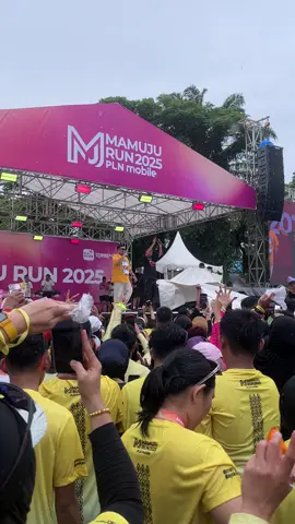 Biar hujan tetap gacor @RISE ONE #mamujurun2025#sulawesi#pln #mamuju#konser 