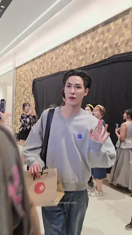 ตัวไม่ได้ไปแต่พี่ผมถ่ายมาฝาก หล่อสะบัดพี่จูโคตรจะแด๊ดดี้ ยันม้าคโคตรจะคนสวยขาอะ เห้อ🫠 #จูเนียร์ปณชัย #มาร์คจิรันธนิน #junniorrs #markjrtn #juniormark 