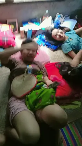 တယ်.....မိုက်လိုက်တဲ့သမီးမိုက်တွေပါလား#🤣🤣😀😝ဆေးထိုးပလိုက်တာ 🤣ချစ်တဲ့စိတ်လေးနဲ့ကြည့်ပေးကြပါ#