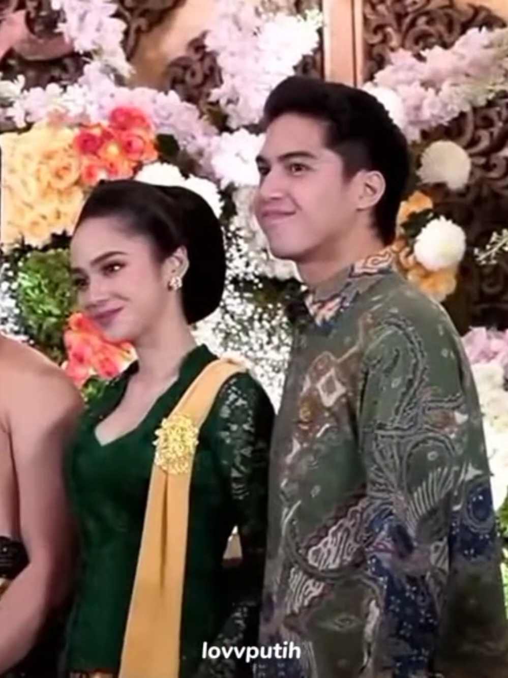 El Rumi & Syifa Hadju attending Shabrina Luna & Raden Mas Axel Caesario's wedding reception ✨️ sumber : youtube viding #ElRumi #SyifaHadju #fyp 