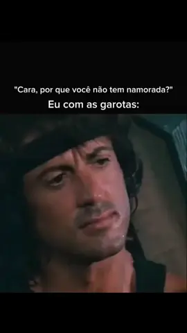 Eu tenho uma réplica do Rambo igual essa na bolsa que levo para o trabalho de vigilante , com bússola fósforo e anzol para pescar .💀🔥 .