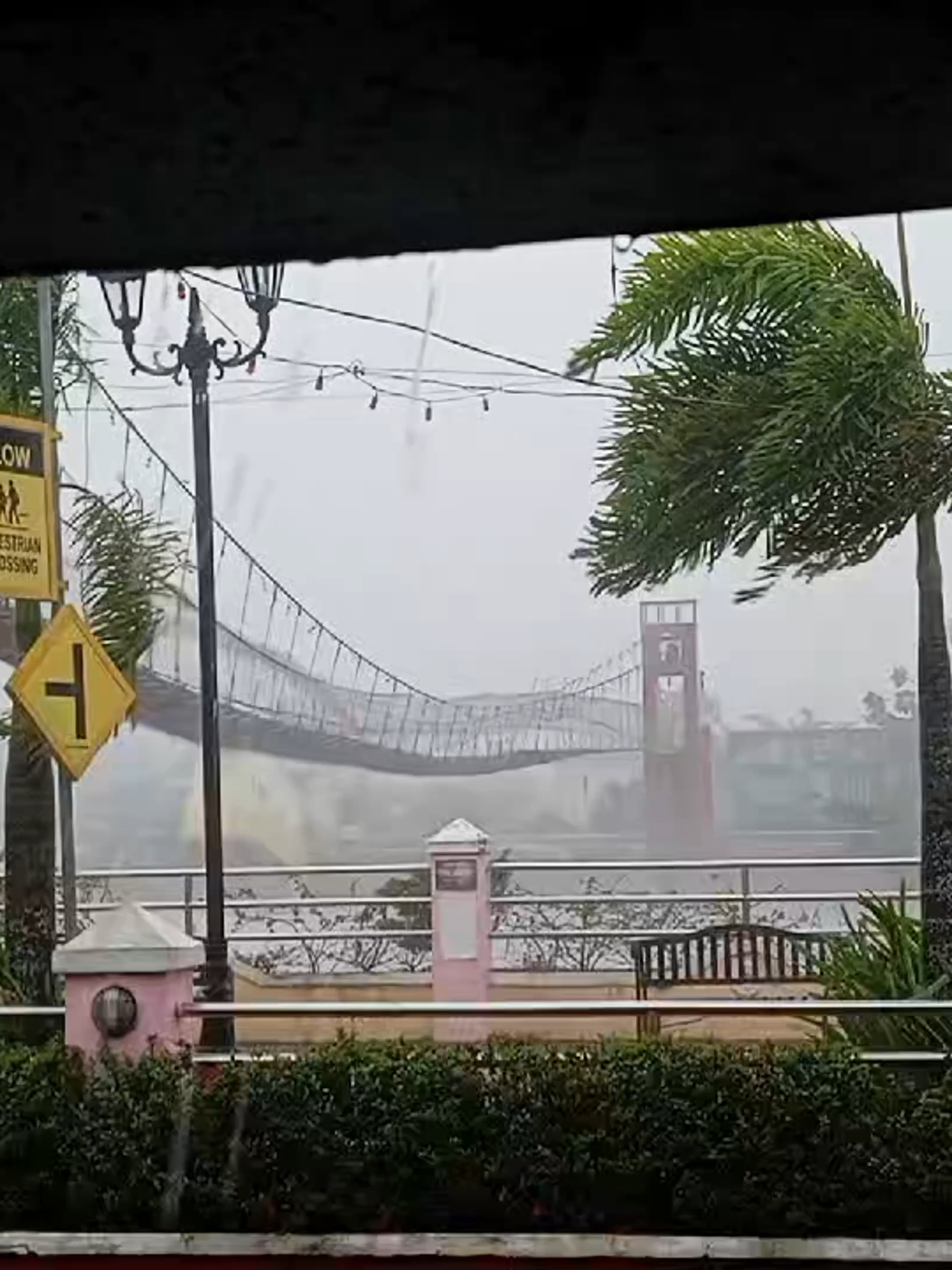 TINGNAN: TULAY SA CAMSUR, HALOS MAPATID NA SA PAGWASIWAS NG HANGIN!  Sa lakas ng hangin at ulan, halos mapatid na ang tulay na ito sa San Jose, Camaligan, Camarines Sur bunsod ng bagyong Uwan, Nobyembre 9, 2025. Binabantayan din ng mga residente ang kalapit nitong Camaligan River na malapit na ring umabot sa Critical level ang tubig. #FYP “‘Pag nasira po ang tulay, wala pong choice kun’di ikutin yung kabilang barangay para makatawid,” Kuwento ni Fronie, residente ng lugar. #FYP