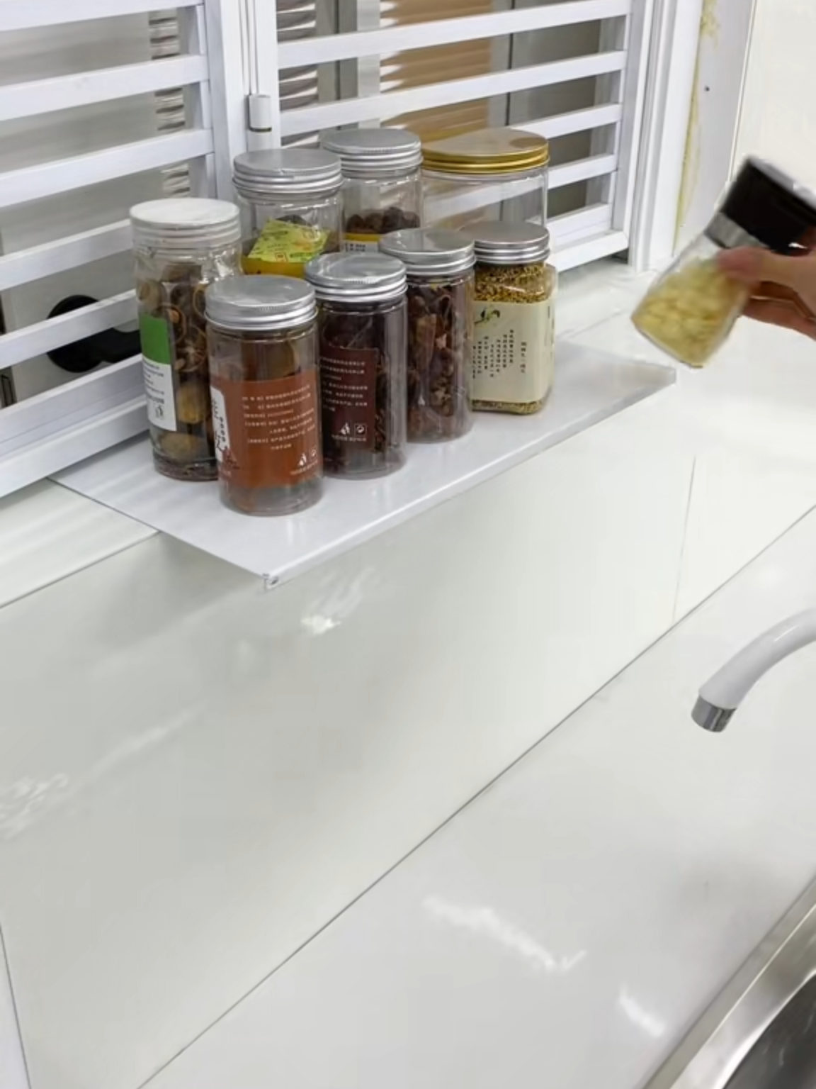 Kệ đựng gia vị dán tường #kegiavi #giadungthongminh #zihome #giadungtienich #giadungbep #kegiavitreotuong