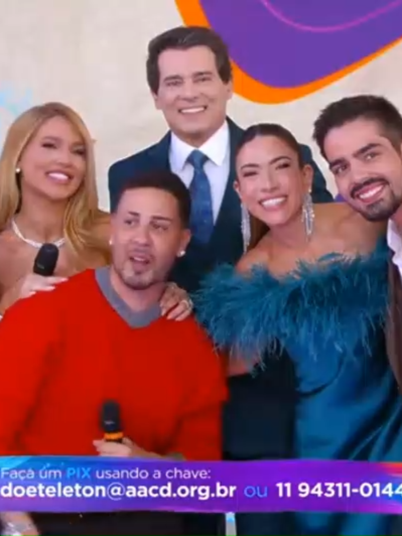 **O Teleton 2025 contou com mais de 100 artistas e apresentadores de diversas emissoras, incluindo nomes como Eliana, Celso Portiolli, Virgínia Fonseca, Thiaguinho, Ivete Sangalo, Boninho, Ana Furtado, Gil do Vigor e Serginho Groisman.** ### 🎤 Principais apresentadores e padrinhos - **Eliana e Daniel**: padrinhos tradicionais do Teleton, participaram da abertura do evento. - **Celso Portiolli**: abriu o programa ao lado de Eliana. - **Tiago Leifert e Serginho Groisman**: também estiveram no palco na primeira noite. - **Gil do Vigor**: fez sua estreia no Teleton. - **Boninho e Ana Furtado**: marcaram presença como representantes da Globo. - **Patrícia Abravanel, Maisa, Luciana Gimenez, Adriane Galisteu, Leo Dias e Felipeh Campos**: representaram SBT, RedeTV!, Record e Band. ### 🎶 Atrações musicais e influenciadores - **Thiaguinho**: brilhou na abertura com uma apresentação especial. - **Ivete Sangalo**: fez um show animado e interagiu com os apresentadores, incluindo Virgínia Fonseca. - **Virgínia Fonseca e Carlinhos Maia**: além de apresentarem, fizeram uma doação de R$ 700 mil, um dos momentos mais emocionantes da campanha. - **Pequena Lô**: influenciadora que já foi paciente da AACD, compartilhou sua história no palco. ### 🎉 Destaques especiais - O evento celebrou os **75 anos da AACD** e retomou o formato tradicional de maratona de mais de 24 horas. - A união de artistas de **Globo, SBT, Record, Band e RedeTV!** reforçou o espírito solidário da campanha. - O encerramento contou com **Galvão Bueno e Ronaldo Fenômeno**, ampliando ainda mais o alcance da iniciativa. **Celso Portiolli e Patrícia Abravanel foram dois dos principais apresentadores do Teleton 2025, emocionando o público ao conduzirem momentos marcantes da campanha e celebrarem a superação da meta de arrecadação.** ### 🎤 Participação no Teleton 2025 Ontem boninho ana furtado virginia fonseca e carlinhos que doou 700 mil para o teleton 2025 Hoje Boninho, Ana Furtado, Virgínia Fonseca e Carlinhos participaram do Teleton 2025, com destaque para a generosa doação de R$ 700 mil feita por Virgínia e Carlinhos. A edição de 2025 do Teleton, realizada nos dias 7 e 8 de novembro, celebrou os 75 anos da AACD com uma maratona solidária de mais de 24 horas transmitida pelo SBT. Entre os destaques: Virgínia Fonseca e Carlinhos Maia surpreenderam ao doar R$ 700 mil para a campanha, reforçando seu compromisso com causas sociais e emocionando o público presente. Boninho e Ana Furtado, casal querido da televisão brasileira, também marcaram presença no evento, contribuindo com sua visibilidade e apoio à causa. Embora não haja registro de uma doação específica deles, sua participação ajudou a impulsionar a audiência - **Celso Portiolli** abriu o evento ao lado de Eliana, dando início à maratona solidária com entusiasmo e carisma. - **Patrícia Abravanel** esteve presente em diversos momentos, inclusive no encerramento, quando se emocionou ao anunciar que a meta de **R$ 35 milhões** havia sido superada. - Ambos dividiram o palco com nomes como **Rebeca Abravanel, Galvão Bueno, Ronaldo Fenômeno e Gisele Bündchen**, que participou do encerramento em uma aparição especial. ### 💬 Bastidores e emoção - Patrícia revelou que, até o dia anterior ao encerramento, os bastidores indicavam que a meta não seria alcançada. Ela chegou a dizer: *“Tô emocionada de verdade! Eu não achava que vinha [o valor]. Meu Deus, eu preciso compartilhar. A gente fez tudo o que podia para fazer desse final [um espetáculo]...”*. - A campanha precisou estender a transmissão em **40 minutos extras** além do previsto para conseguir bater a meta. ### 🎉 Resultado final - O Teleton 2025 arrecadou mais de **R$ 37 milhões**, superando a meta e celebrando os **75 anos da AACD** com uma transmissão de mais de 27 horas. Se quiser, posso te contar mais sobre os momentos mais emocionantes da apresentação de Celso e Patrícia ou trazer os trechos mais comentados nas redes sociais. Sources: 2025-11-08 23-04-34