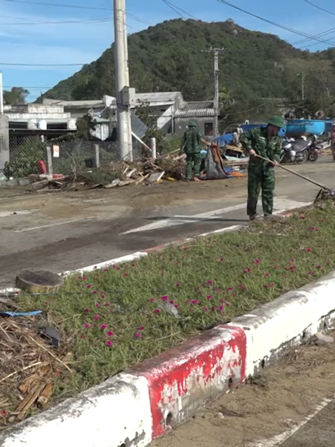 Lực lượng vũ trang Gia Lai giúp dân khắc phục thiệt hại sau bão Ngay sau bão, cán bộ, chiến sĩ Đồn Biên phòng các xã ven biển Đề Gi, Cát Tiến, Ngô Mây của tỉnh Gia Lai đã nhanh chóng có mặt, cùng chính quyền địa phương và nhân dân khẩn trương khắc phục thiệt hại, giúp bà con sớm ổn định cuộc sống. #Gialai #bão