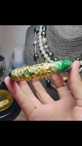 #Bức tranh sơn thủy hiện ra trên tác phẩm vòng cẩm thạch siêu vip của khách nhà em đây cả nhà ơi /-heart bọc vàng vòng ngọc nhằm tăng độ thẩm mỹ, giúp vòng ngọc trở nên độc đáo và đẳng cấp hơn, giúp chủ nhân nhận dc những ánh nhìn ngưỡng mộ từ người đối diện khi sở hữu một món trang sức đẹp. Ai muốn sở hữu một em vòng đẳng cấp và độc đáo thì alo em Hân nhé!#Vòng 