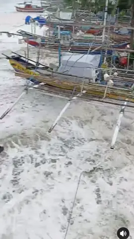 Mala tsunami ang lakas ng hampas ng alon sa Dingalan Aurora dahil sa bagyong uwan.  #bagyonguwan #tsunami #bagyo #typhoon #fyp 