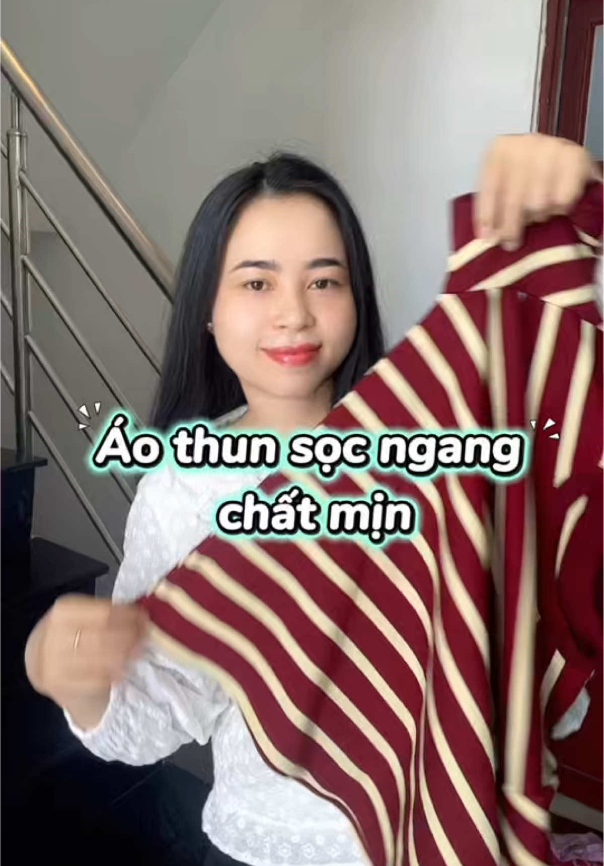 Áo thun chất mịn và mềm tay, mặc mát lắm. Sọc ngang trẻ trung năng động #aothun #aothunnu #thoitrangnu #reviewlamdep 