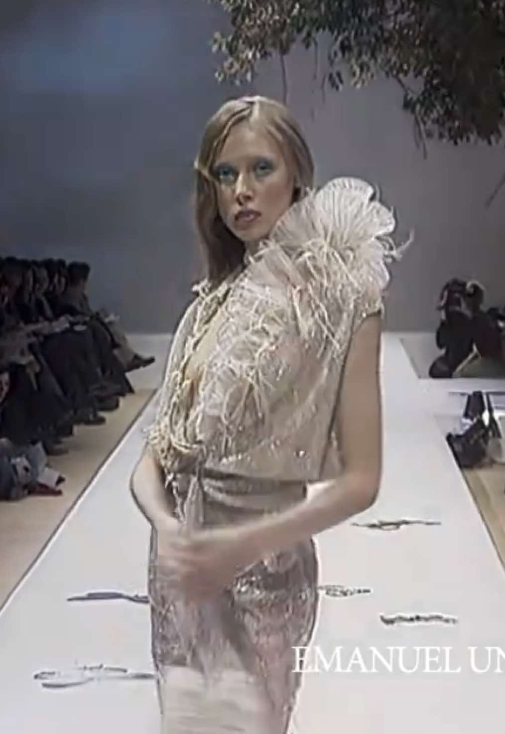 Esta belleza para Emanuel Ungaro SS 2004 #colettepechekhonova 🇷🇺#Runway #SuperModel #katemoss #chic 
