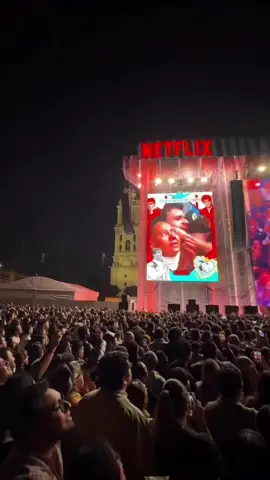 Juan Gabriel vuelve a convertir al Zócalo en una auténtica fiesta  con la proyección de su concierto en Bellas Artes organizado por Netflix 