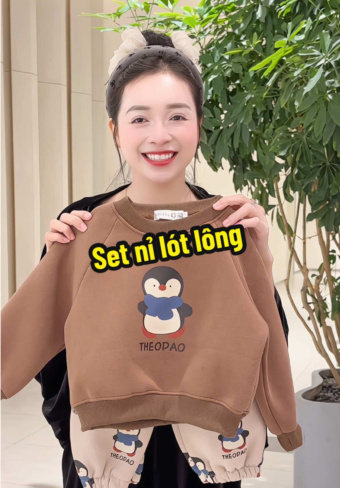 Mình mua thử 1 bộ cho bé, ai ngờ bé mê quá, đòi mặc suốt 😍 Chất nỉ bông lót lông siêu mịn, ấm mà không bí – đúng là “chân ái” mùa đông luôn đó mẹ ơi 💕 #nganetna #setbobegai #dobobetrai #bobetrai #setbochobe  @Nga Nết Na  @Nga Nết Na  @Nga Nết Na 