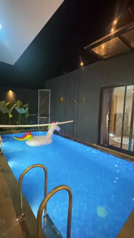 Mau main bola voli atau basket di kolam Villa Fam's Batu..bisa dong👌  Pasti seru banget kumpul bareng keluarga atau teman di Villa yang aestetik fasilitas lengkap dan harga terjangkau🫰🏻 #promo #surabayahitz #villabatumalangprivatepool #surabayatiktok #batumalang 