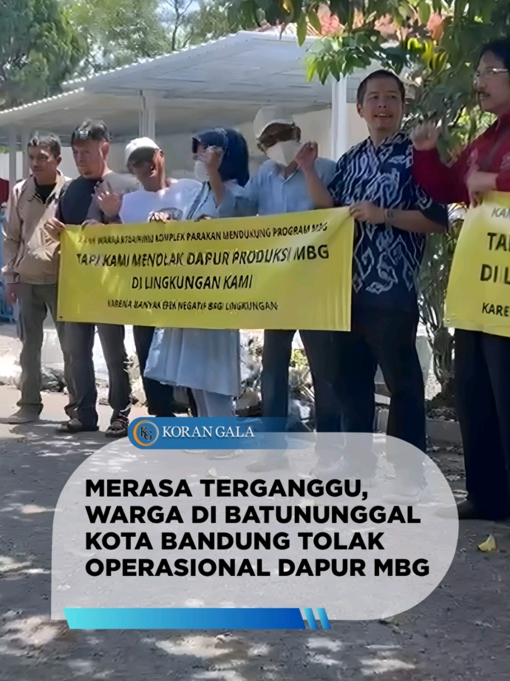 Warga RT 04 RW 02 Kelurahan Batununggal, Kecamatan Bandung Kidul, menggelar aksi penolakan terhadap keberadaan dapur produksi MBG di lingkungan padat Penduduk Perumahan Parakan Batununggal, Kota Bandung, pada Minggu (9/11). Aksi itu dilakukan karena warga merasa terganggu akibat aktivitas produksi di dapur tersebut yang menimbulkan bising. Menurut Ketua RT setempat, Rivani. Izin awal pihak dapur MBG kepada warga adalah mendirikan sebuah yayasan mengurus zakat. Aksi damai ini dilakukan setelah tidak terjadinya titik temu, walaupun pihak warga dan yayasan sudah bermediasi sebanyak dua kali. Aksi ini ditutup dengan warga yang memberikan pernyataan sikap  melalui surat resmi kepada utusan yayasan, dan menempelkan spanduk berseru penolakan. Video: M. Hafidz Rakana/Koran Gala  Penulis: M. Hafidz Rakana Yuk baca di Aplikasi My Edisi atau klik Website Koran Gala lewat bio! #BandungUpdate #WargaBatununggal #AksiDamai #MBG #BeritaBandung 