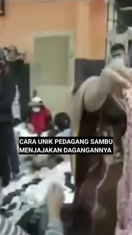 Seorang pedagang di kawasan Sambu, Medan, menarik perhatian warga dengan cara uniknya dalam menjajakan dagangan. Demi menarik minat pembeli dan meningkatkan penjualan, pedagang tersebut menggunakan gaya promosi yang tak biasa, mulai dari teriakan lucu, lagu spontan, hingga aksi jenaka yang menghibur para pengunjung. Warga yang melintas di sekitar lokasi bahkan sering berhenti sejenak untuk melihat aksi sang pedagang. Tak sedikit yang kemudian membeli barang dagangannya karena merasa terhibur dengan cara promosi yang kreatif itu. Menurut beberapa pembeli, cara tersebut tidak hanya membuat suasana pasar menjadi lebih hidup, tetapi juga menunjukkan semangat pedagang dalam berinovasi agar dagangannya laku di tengah persaingan yang ketat. Pihak pengelola pasar pun mengapresiasi kreativitas tersebut, selama tetap menjaga ketertiban dan tidak mengganggu pedagang lain.