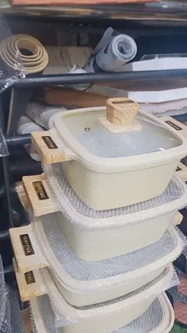 Ya mum ama mother in law 🤪🤪.. hii krisi ukileta hizi, wewe ni wa kumake salad badala ya chapo.. 10pc granite block cookware set.. 15,500/= #cookware  #granite  #pots  #kitchenware  #cooking 