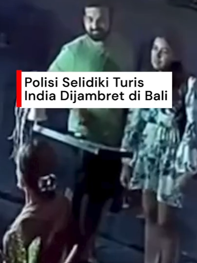 Seorang turis pria dari India menjadi korban penjambretan di Jalan Batu Belig, Kuta Utara, Badung, Bali, pada Selasa (4/11). Kejadian ini terjadi ketika korban berada di lokasi spa dan sedang berbicara dengan karyawan setempat. Terlihat pelaku bolak-balik di sekitar korban menggunakan sepeda motor hingga akhirnya menarik tas turis India tersebut dan berhasil kabur. Diketahui, pria India itu mengalami kerugian sebanyak Rp 4 juta akibat peristiwa ini. Creator: Cariss Nayla #begal #begal #bali #turisindia kecopetan #detikcom