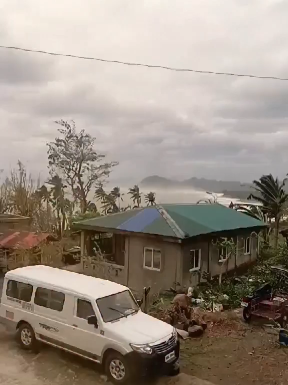 PAGSIPOL NG HANGIN TUTOK BAGYO: Pagbayo ng malakas na hangin sa Brgy. Dianed, Dupaculao, Aurora bunsod na rin ng pananalasa ng super typhoon #UwanPH. 🎥: Aries L. Ora #DZXLnews558 #RMNnews #TatakRMN