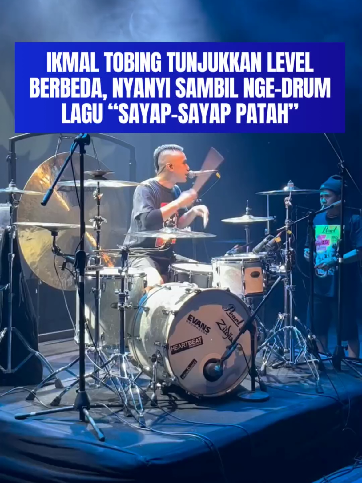 Ikmal Tobing kembali menunjukkan kelasnya... Dalam sebuah penampilan terbaru, Ia menyanyikan “Sayap-Sayap Patah” milik Dewa 19 sambil memainkan drum secara live! Perpaduan teknik, stamina, dan emosi membuat aksi ini jadi sorotan. “Nyanyi lagu Dewa 19 aja udah susah, ini sambil nge-drum pula,” komentar salah satu warganet. Tak salah jika banyak yang menyebut Ikmal sebagai drummer dengan jiwa performer sejati. #musikku  - Credit : pearl_indonesia/ig