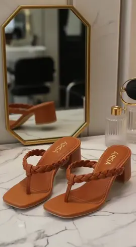 Chinelo Salto Bloco Elegante na Promoção do Tik Tok Shop - #blackfridaytiktok #blackfriday #chinelofeminino #saltobloco #sandaliasfemininas 