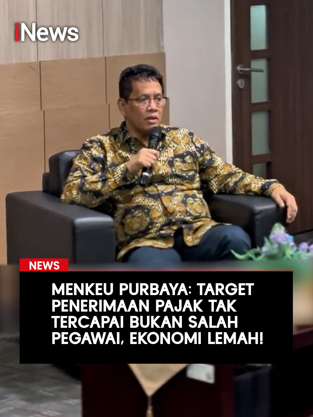 Menteri Keuangan (Menkeu) Purbaya Yudhi Sadewa mengunjungi Kantor Wilayah Direktorat Jenderal Pajak (DJP) - Wajib Pajak Besar (LTO). Dalam kesempatan itu Purbaya memberi wejangan ke pegawai DJP terkait target penerimaan pajak. Purbaya percaya DJP bisa mengejar target penerimaan pajak tahun 2025. Pada Anggaran Pendapatan dan Belanja Negara (APBN), penerimaan pajak tahun 2025 ditargetkan bisa mencapai Rp 2.189,3 triliun. Purbaya menambahkan, selama ini target penerimaan pajak sulit tercapai karena ekonomi yang tertekan. Meskipun, hal ini jarang diketahui oleh masyarakat secara luas. Meski begitu, Purbaya percaya kondisinya akan berbalik pada akhir tahun. Dengan begitu target penerimaan pajak ke negara akan sesuai dengan yang tercantum di APBN. Baca selengkapnya hanya di  https://www.inews.id/news #iNews #PurbayaYudhiSadewa #MenteriKeuangan #MenkeuPurbaya #Pajak #PendapatanPajak