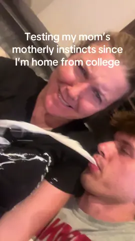 Love how her first instinct was to pose a for photo and tell me not to kiss her #mom #motherlyinstincts #college #fyp