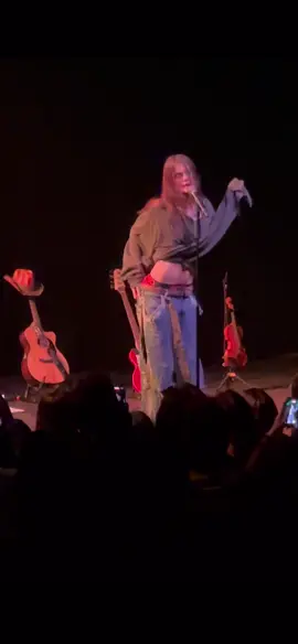 I was genuinely SHOCKED when she did this anyways I’m in love with her #sofiaisella #concert#fyp#viral#sofia 