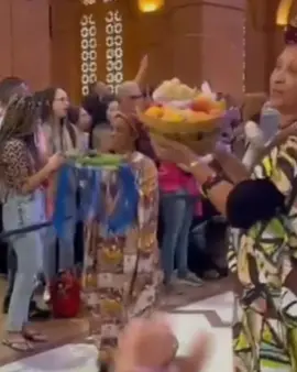 Rejeite o modernismo — abrace a Tradição! Em tempos de confusão doutrinária e decadência moral, é urgente voltar às fontes puras da fé católica, àquilo que sempre foi crido, ensinado e vivido pelos santos ao longo dos séculos. O modernismo, condenado por São Pio X como a “síntese de todas as heresias”, infiltra-se na Igreja com roupagens sedutoras de “atualização” e “abertura ao mundo”, mas em sua essência destrói a fé, relativiza a verdade e esvazia o sacrifício redentor de Nosso Senhor Jesus Cristo. #catolicismotradicional #catolicotradicional #fsspx 