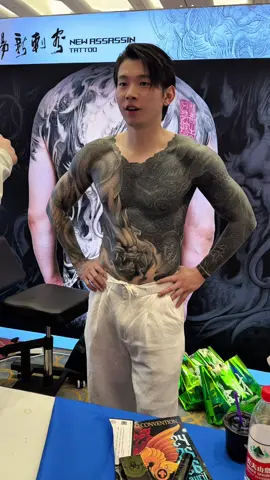 Tác phẩm Hắc Bạch Song Long thực tế tại show của sư phụ @hengyuetattoo 