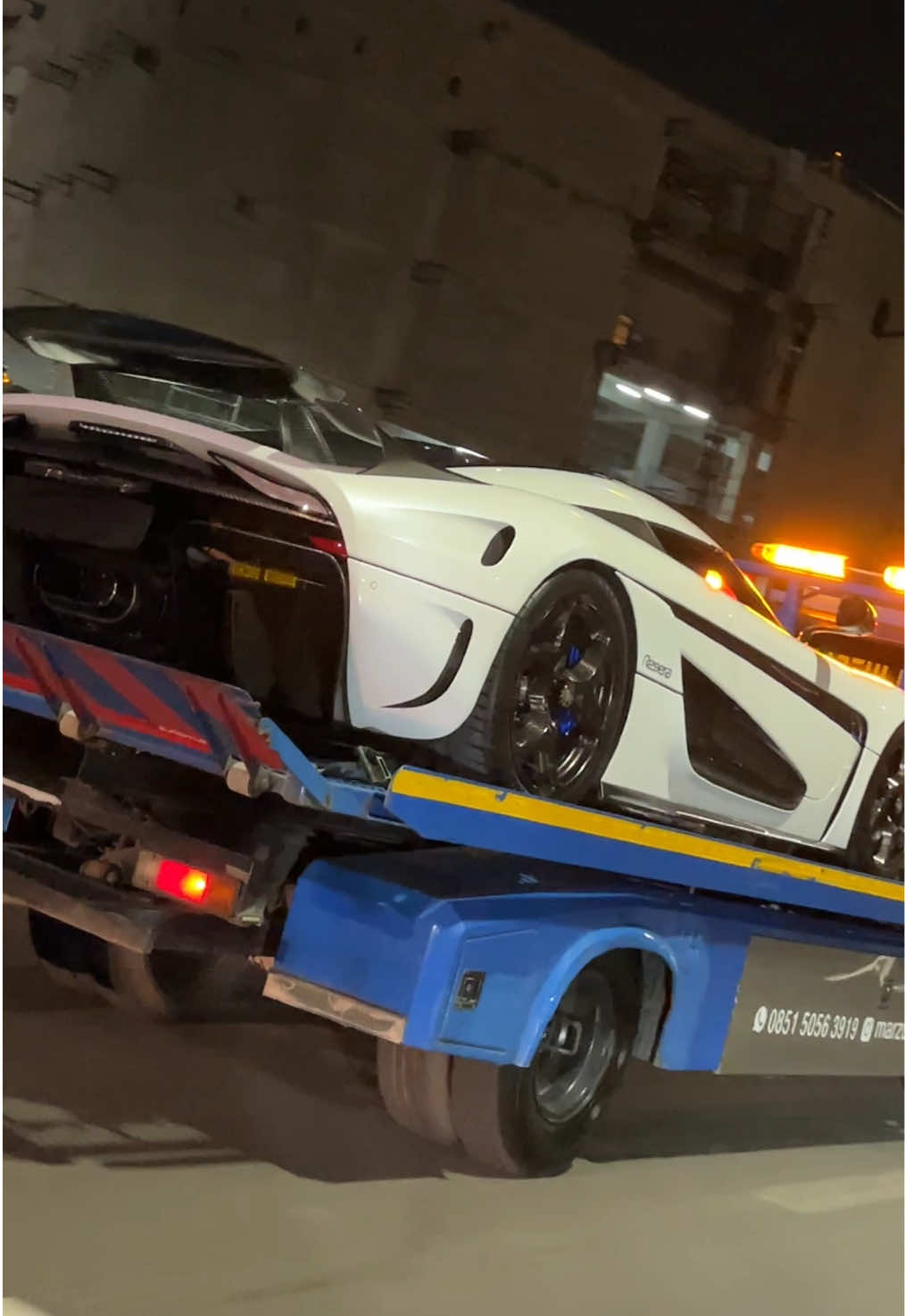 Tolong antar ke garasi ya pak #pagani #koenigsegg 